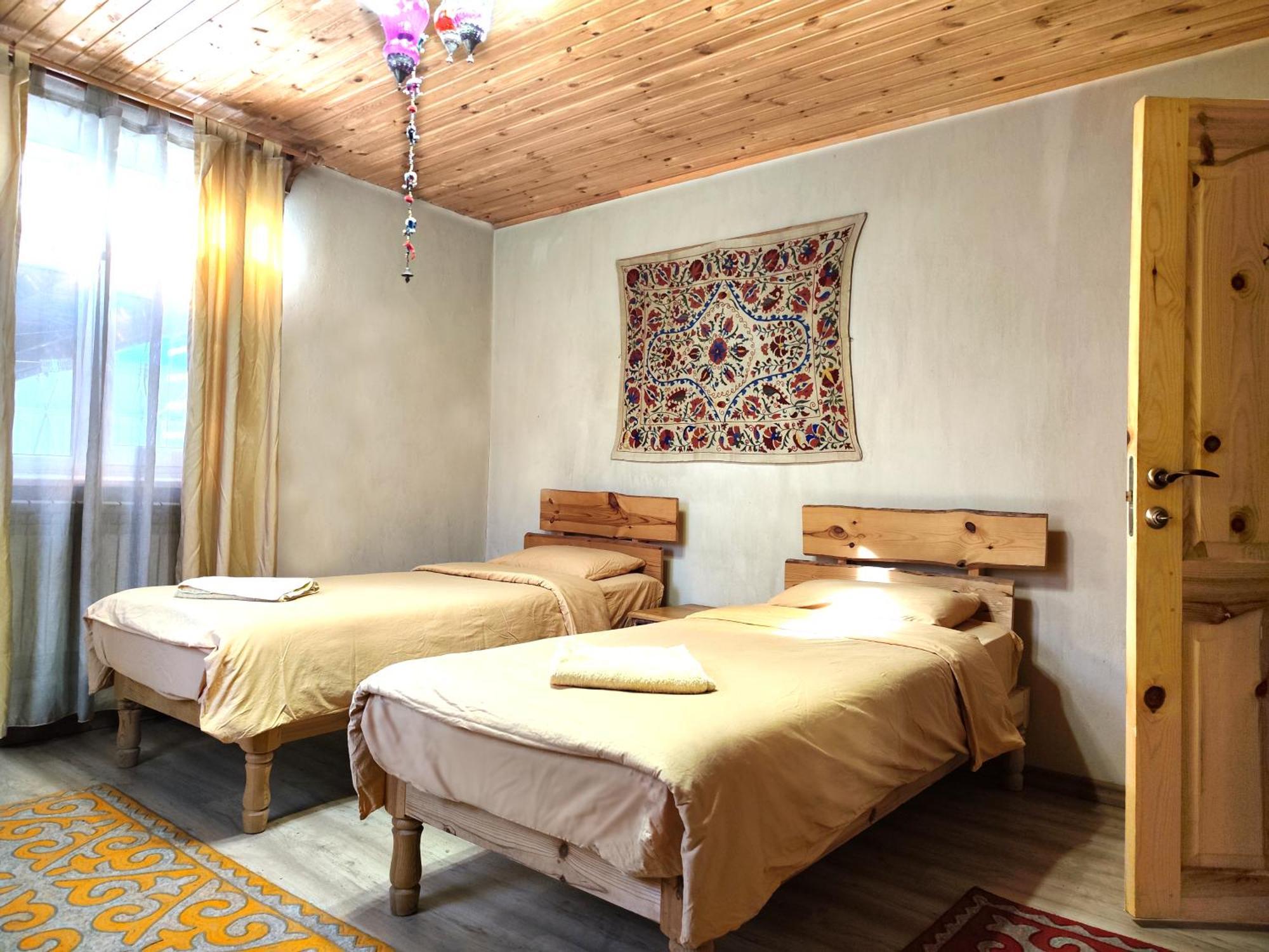 Evergreen Guesthouse Karakol Extérieur photo